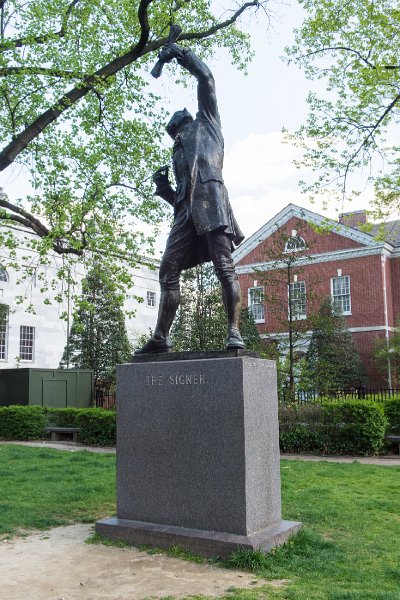 20150429_172333 D4S.jpg - The Signer was inspired by Pennsylvanian George Clymer, a signer of both the Constitution and the Declaration. The statue "commemorates the spirit and deeds of all who devoted their lives to the cause of American freedom."